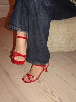 Design By Si Katianna hæle med spændedetaljer - Rød Outlet