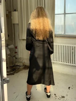 Design By Si Katja satinkjole - Sort Online