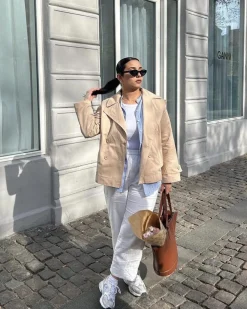 Design By Si Katya kort trenchcoat - Beige Best