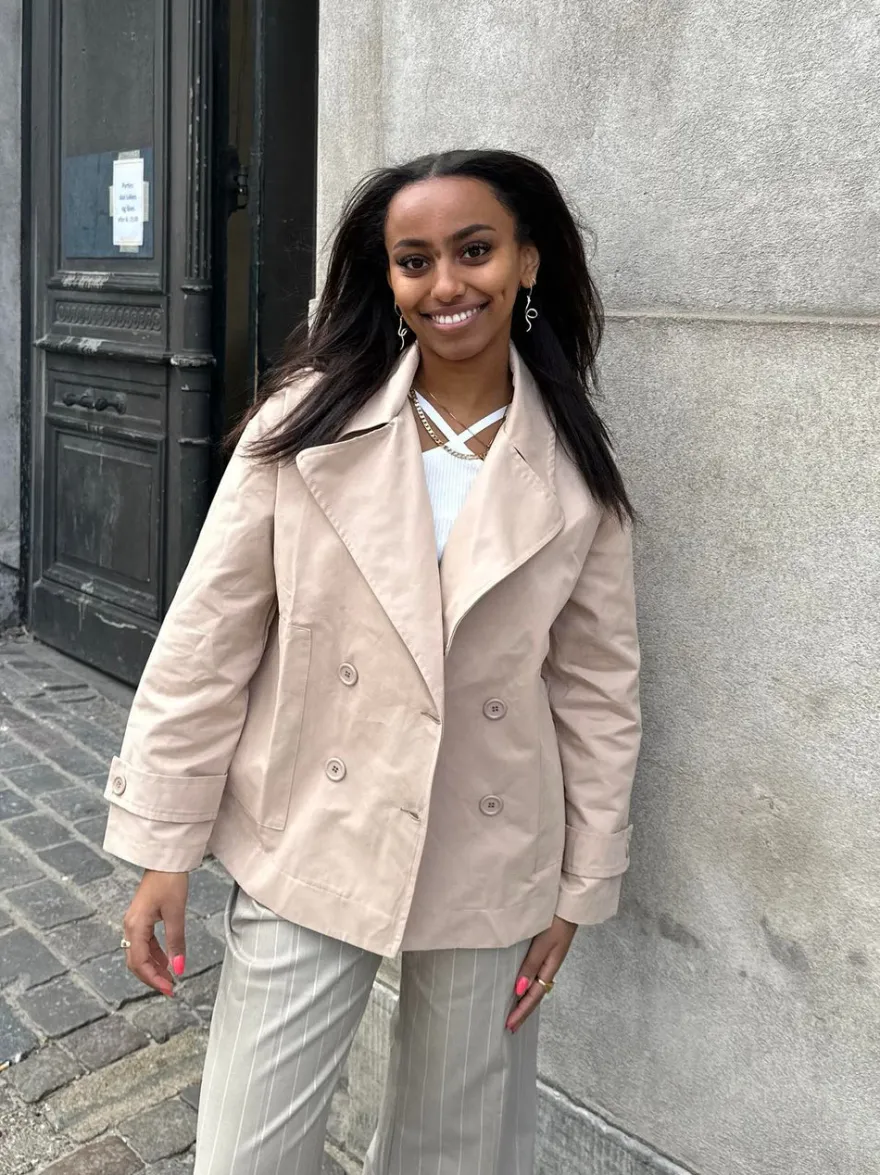 Design By Si Katya kort trenchcoat - Beige Best