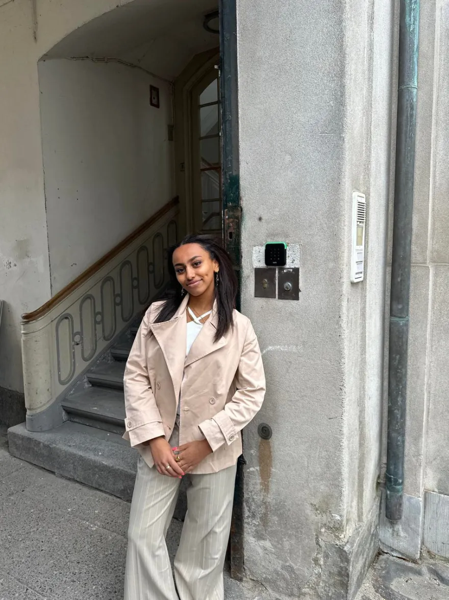 Design By Si Katya kort trenchcoat - Beige Best