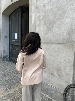 Design By Si Katya kort trenchcoat - Beige Best