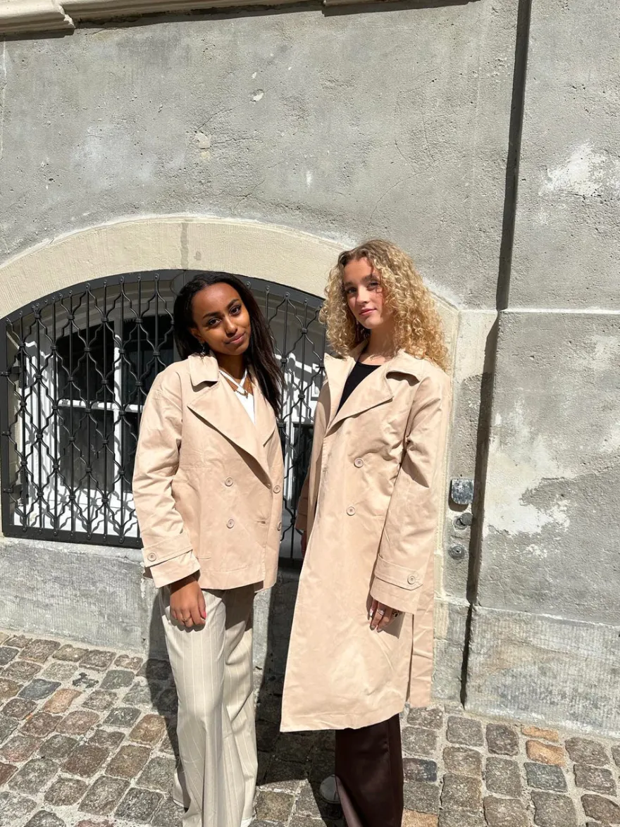 Design By Si Katya kort trenchcoat - Beige Best