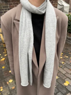 Design By Si Kehlani halstørklæde i strik - Lys grå Best
