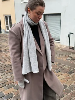 Design By Si Kehlani halstørklæde i strik - Lys grå Best