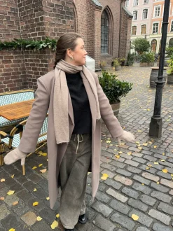 Design By Si Kehlani halstørklæde i strik - Lys brun Online