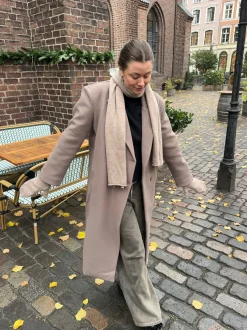 Design By Si Kehlani halstørklæde i strik - Lys brun Online