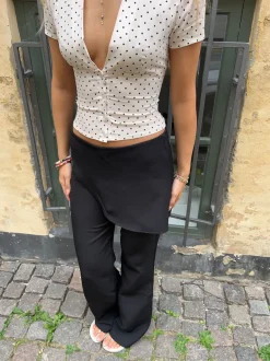Design By Si Kira bukser med slå om detalje - Sort Discount