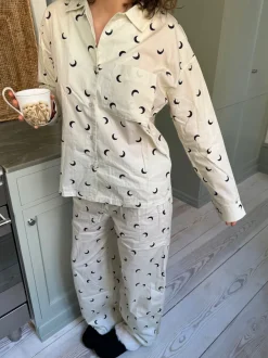 Design By Si Kyla pyjamasskjorte med halvmåner - Beige Clearance
