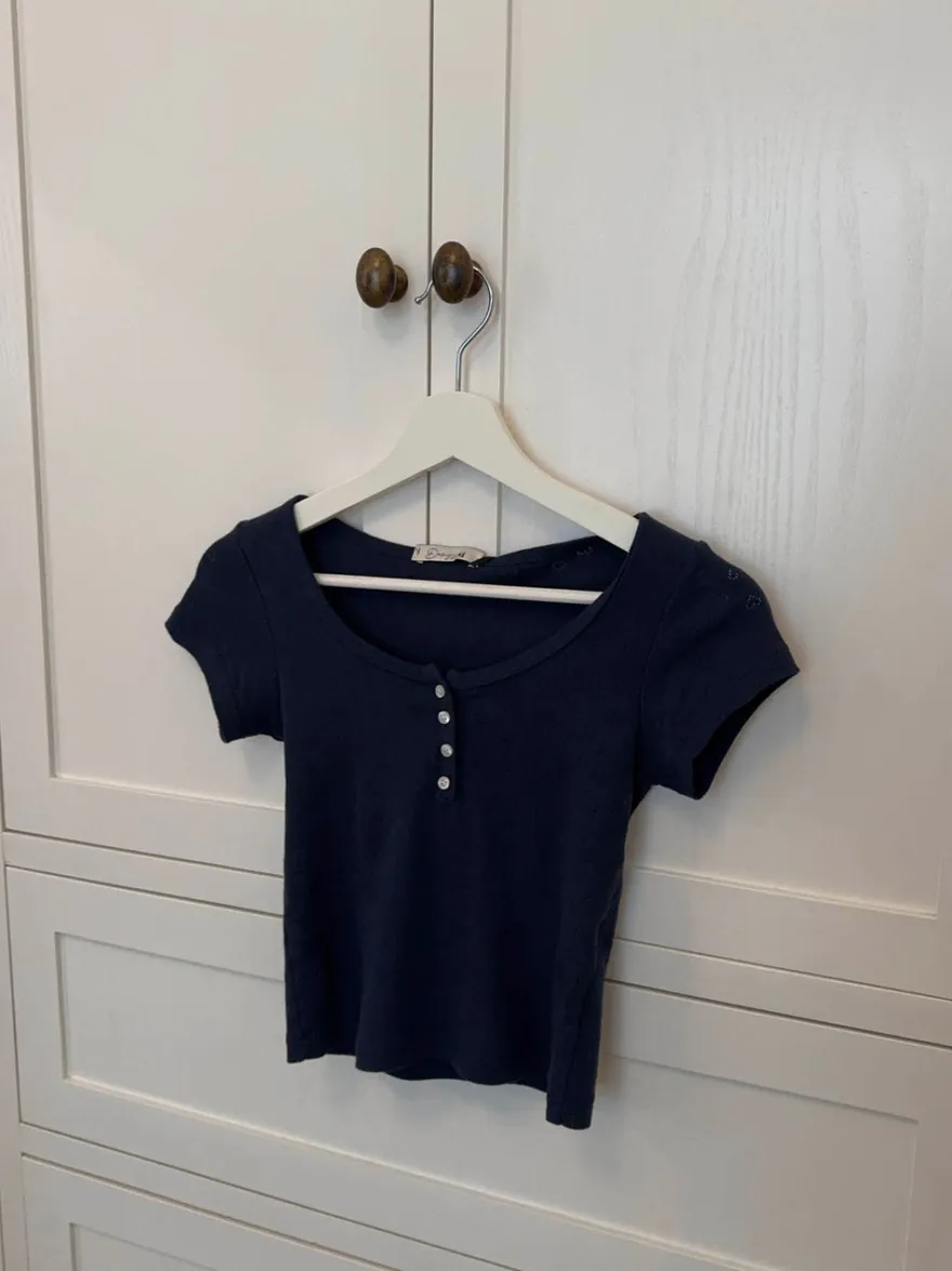 Design By Si Lilian t-shirt med knapper - Navy Hot