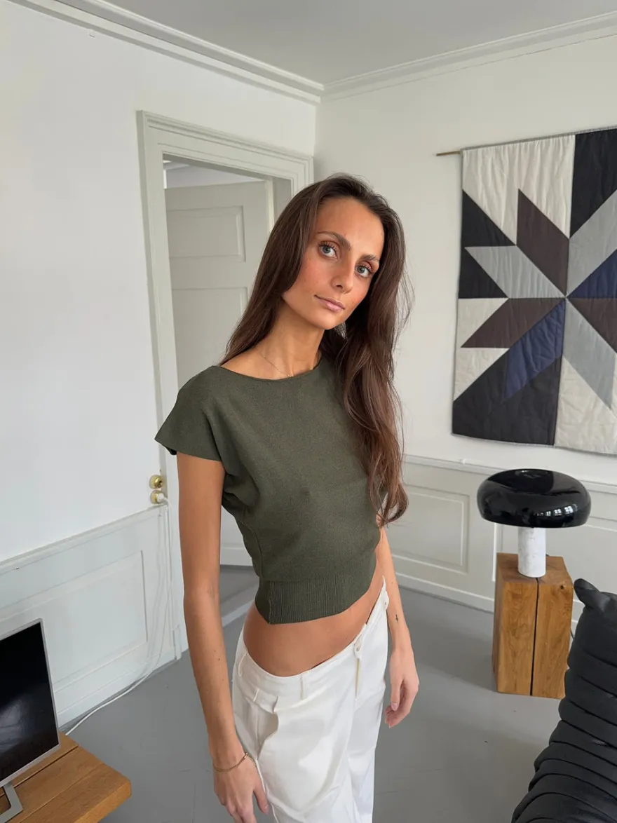 Design By Si Lilu figursyet top - Kakigrøn Online