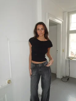 Design By Si Lilu figursyet top - Sort Online
