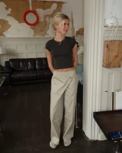 Design By Si Lilyena bukser med asymmetrisk omslag - Beige Online