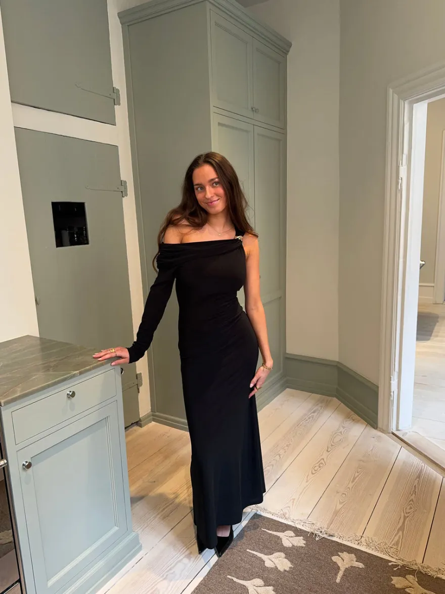 Design By Si Linea one shoulder kjole - Sort Outlet