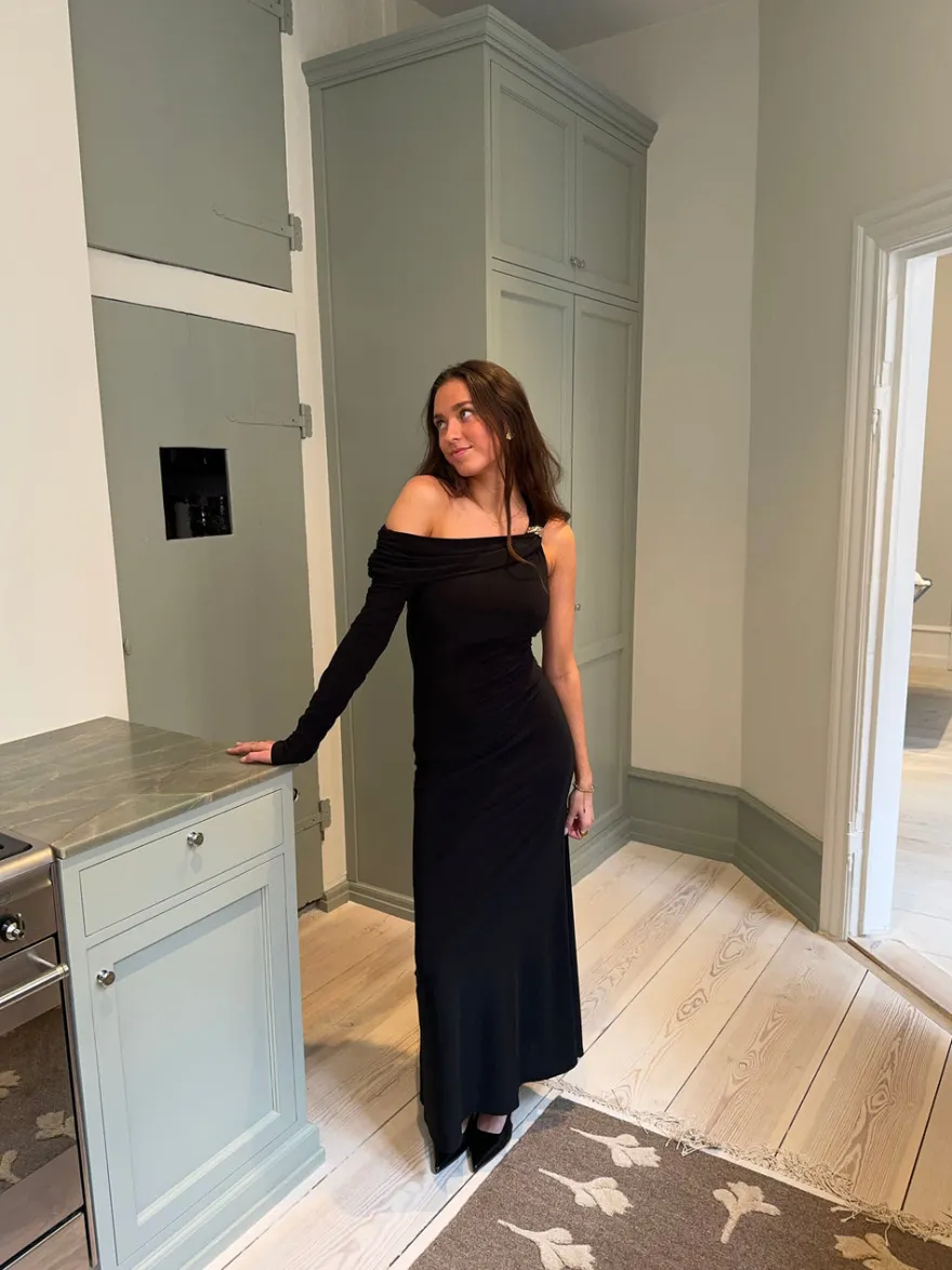 Design By Si Linea one shoulder kjole - Sort Outlet