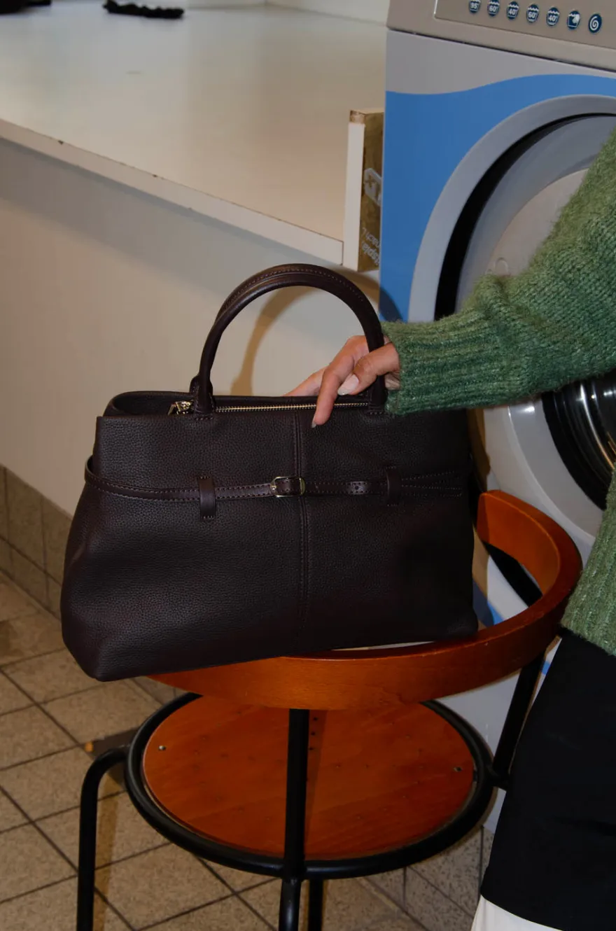Design By Si Lou stor håndtaske med bindedetalje - Brun Online