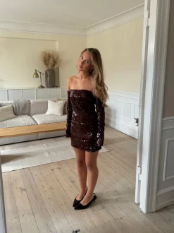 Design By Si Lunea off shoulder kjole med pallietter - Bordeaux New