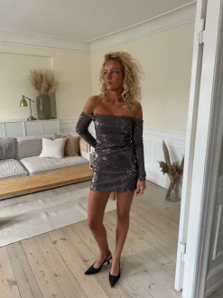 Design By Si Lunea off shoulder kjole med pallietter - Grå