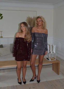 Design By Si Lunea off shoulder kjole med pallietter - Grå