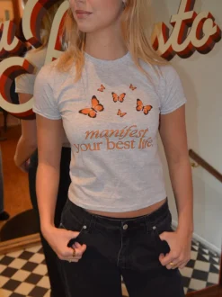 Design By Si Manifest your best life baby tee - Grå Best