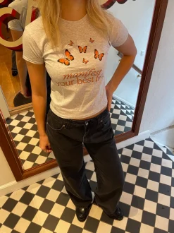 Design By Si Manifest your best life baby tee - Grå Best
