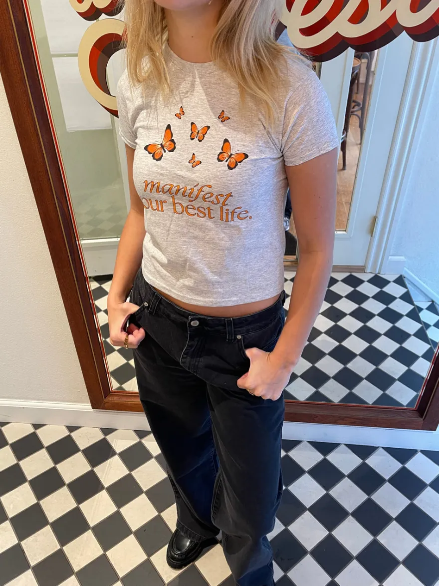 Design By Si Manifest your best life baby tee - Grå Best