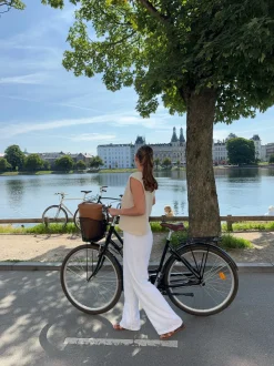 Design By Si Mathilde Ravn bukser med småt broderi - Hvid Online