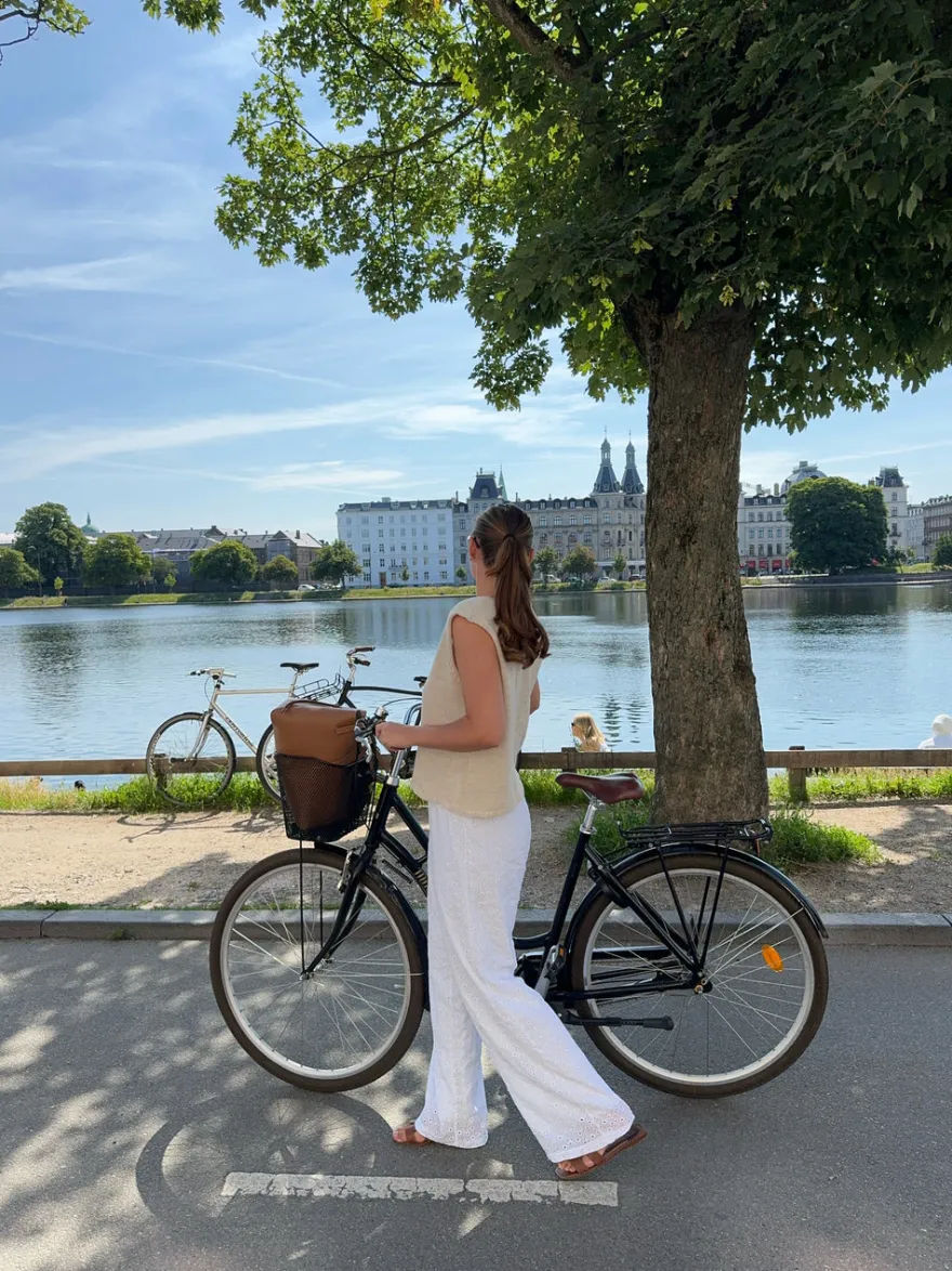 Design By Si Mathilde Ravn bukser med småt broderi - Hvid Online