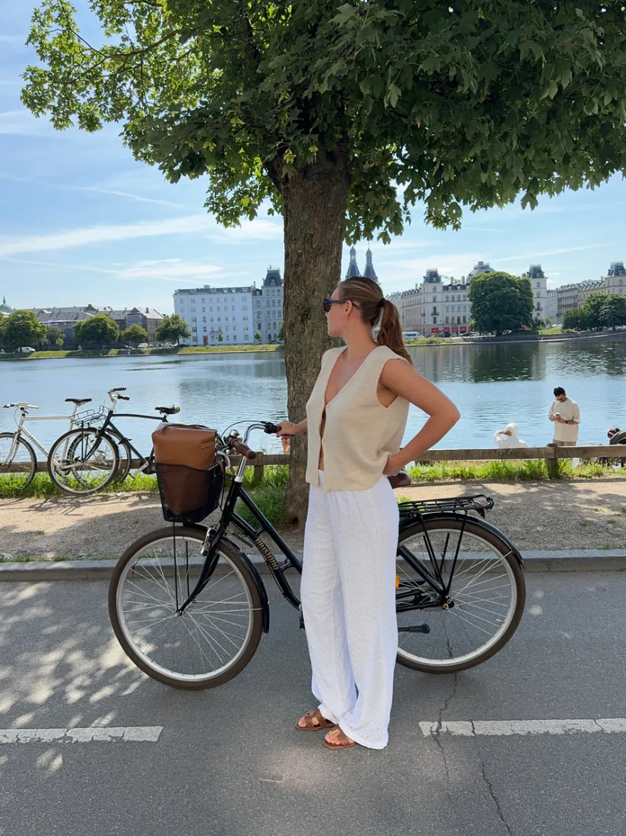 Design By Si Mathilde Ravn bukser med småt broderi - Hvid Online