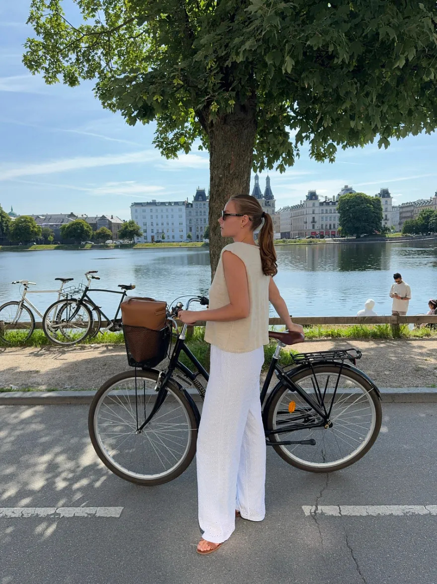 Design By Si Mathilde Ravn bukser med småt broderi - Hvid Online