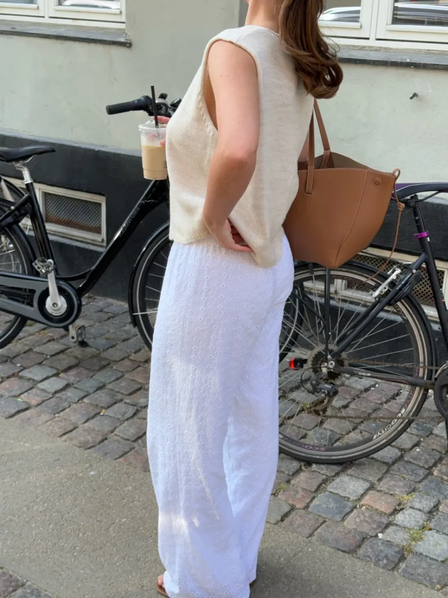 Design By Si Mathilde Ravn bukser med småt broderi - Hvid Online