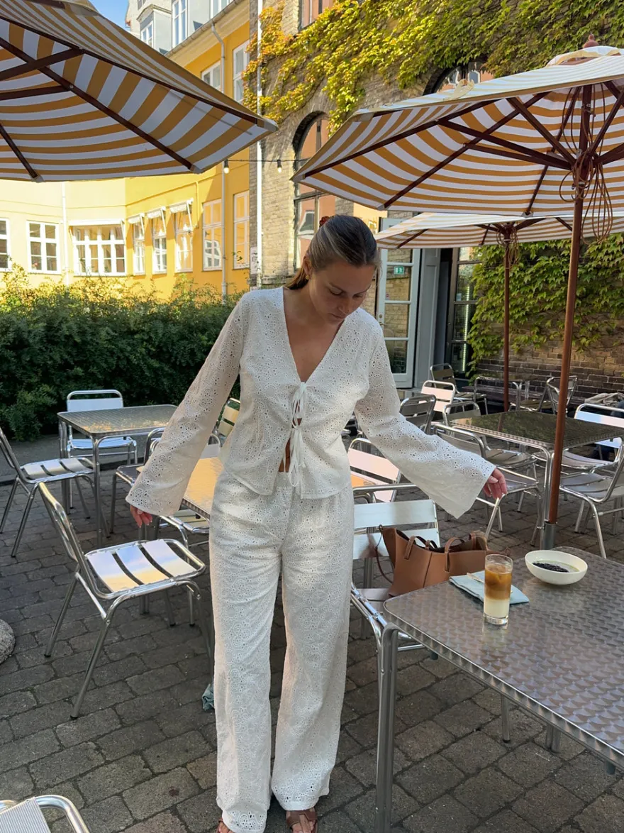 Design By Si Mathilde Ravn bukser med stort broderi - Hvid
