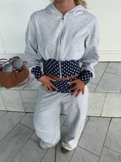 Design By Si May hoodie med polkaprikker - Grå/navy/hvid Online