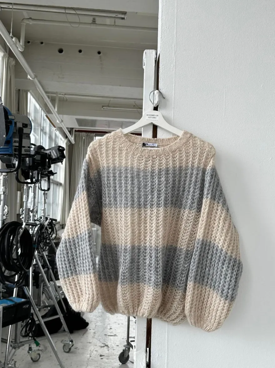 Design By Si Melly striktrøje med striber - Beige/grå Sale