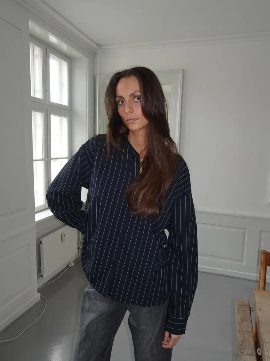 Design By Si Miki stribet skjorte med åben ryg - Mørk navy Sale