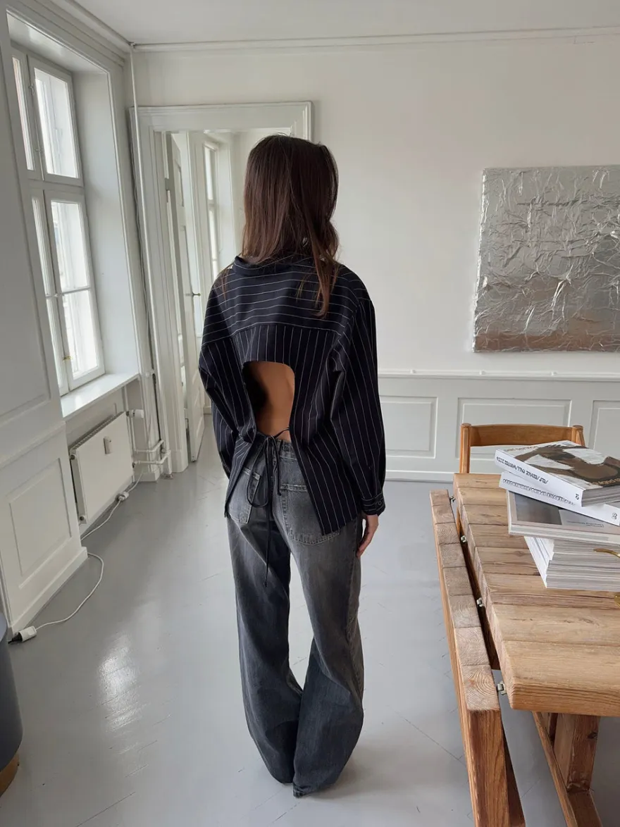 Design By Si Miki stribet skjorte med åben ryg - Mørk navy Sale