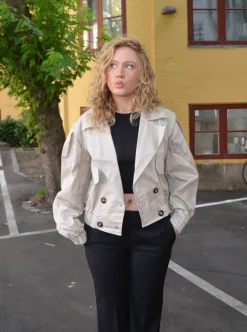 Design By Si Millie cropped trenchcoat - Beige Best