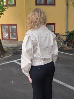Design By Si Millie cropped trenchcoat - Beige Best