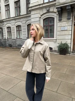 Design By Si Monica kort trenchcoat - Beige Sale