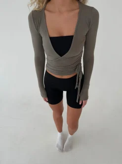 Design By Si Motion wrap bluse - Ash Online