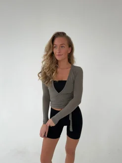 Design By Si Motion wrap bluse - Ash Online
