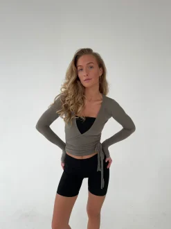 Design By Si Motion wrap bluse - Ash Online