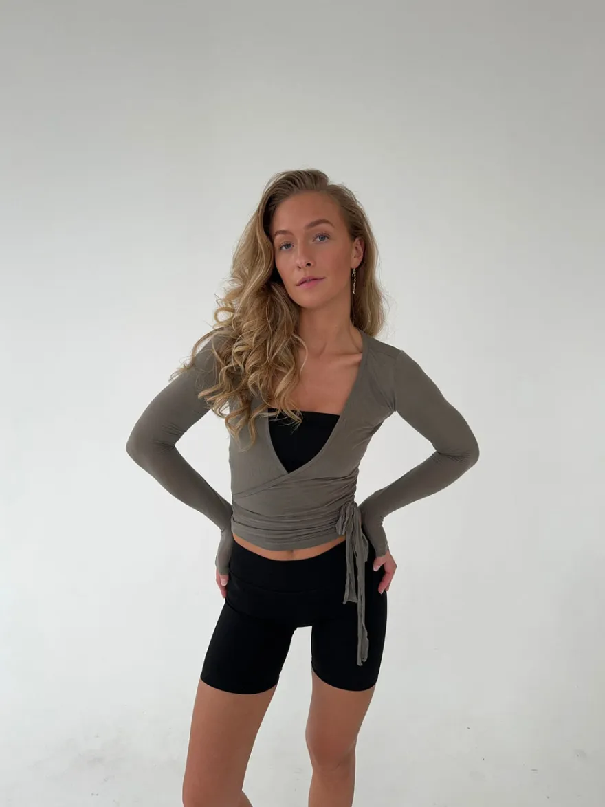 Design By Si Motion wrap bluse - Ash Online