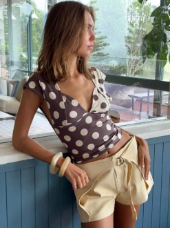 Design By Si Nickeline v-neck top med polkaprikker - Brun/off white New