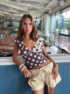 Design By Si Nickeline v-neck top med polkaprikker - Brun/off white New