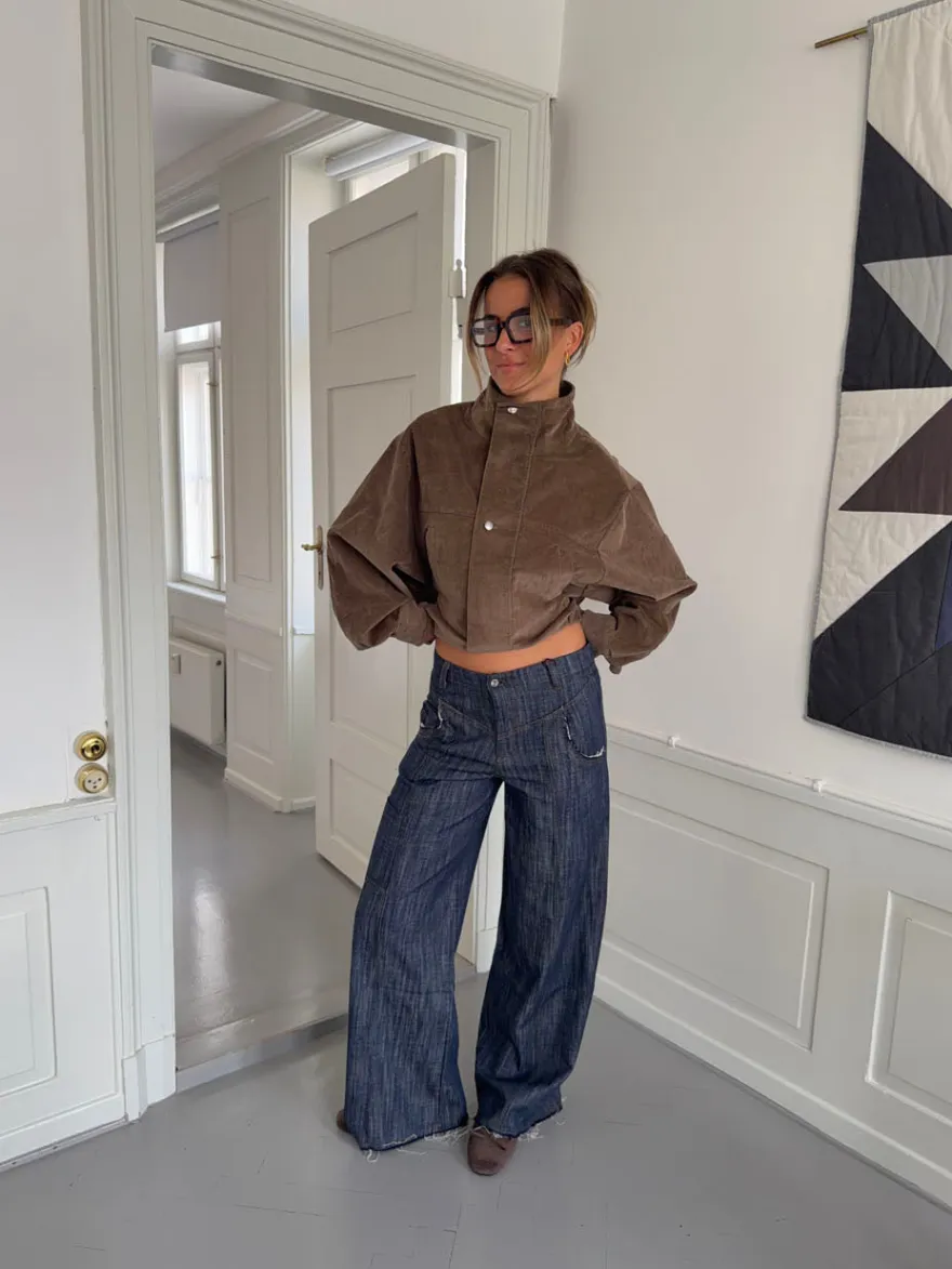 Design By Si Olive jeans med detaljer - Navy Outlet