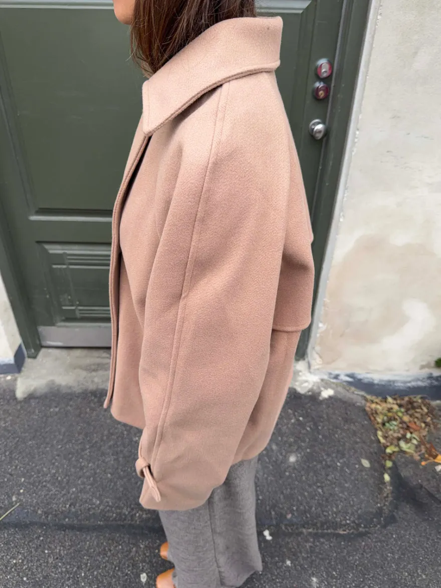 Design By Si Patricia kort trenchcoat - Beige Best