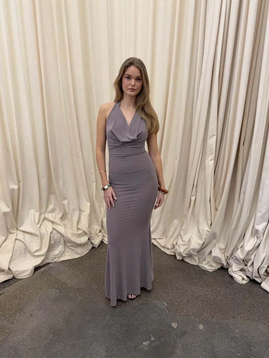Design By Si Pauline kjole med åben ryg - Taupe