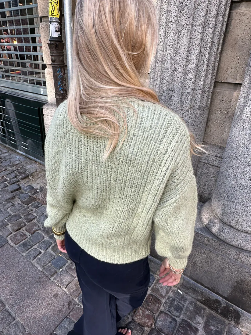 Design By Si Raffaella kabelstrik med ballonærmer - Sage grøn Online