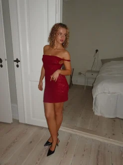 Design By Si Rhina blondekjole med off shoulder - Vinrød Outlet